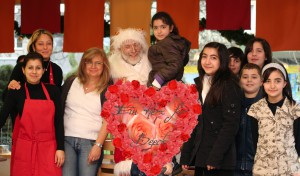 2008 - der Nikolaus ist in Duisburg-Beeck. Multi-Kulti war vorgestern. Er zeigt wie man verschiedene Religionen verbindet.