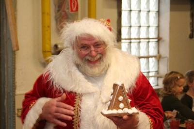 Unser Nikolaus wie wir ihn alle kennen, hilfsbereit. Manchmal mürrisch - aber immer für die Kinder da.