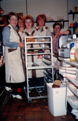 Die kleine Besetzung der Alstadener Straße 137 im jahre 1986. v.r. Frau van Bree, Frau Sandra Dausner, Martina, unbekannt, Frau Walden